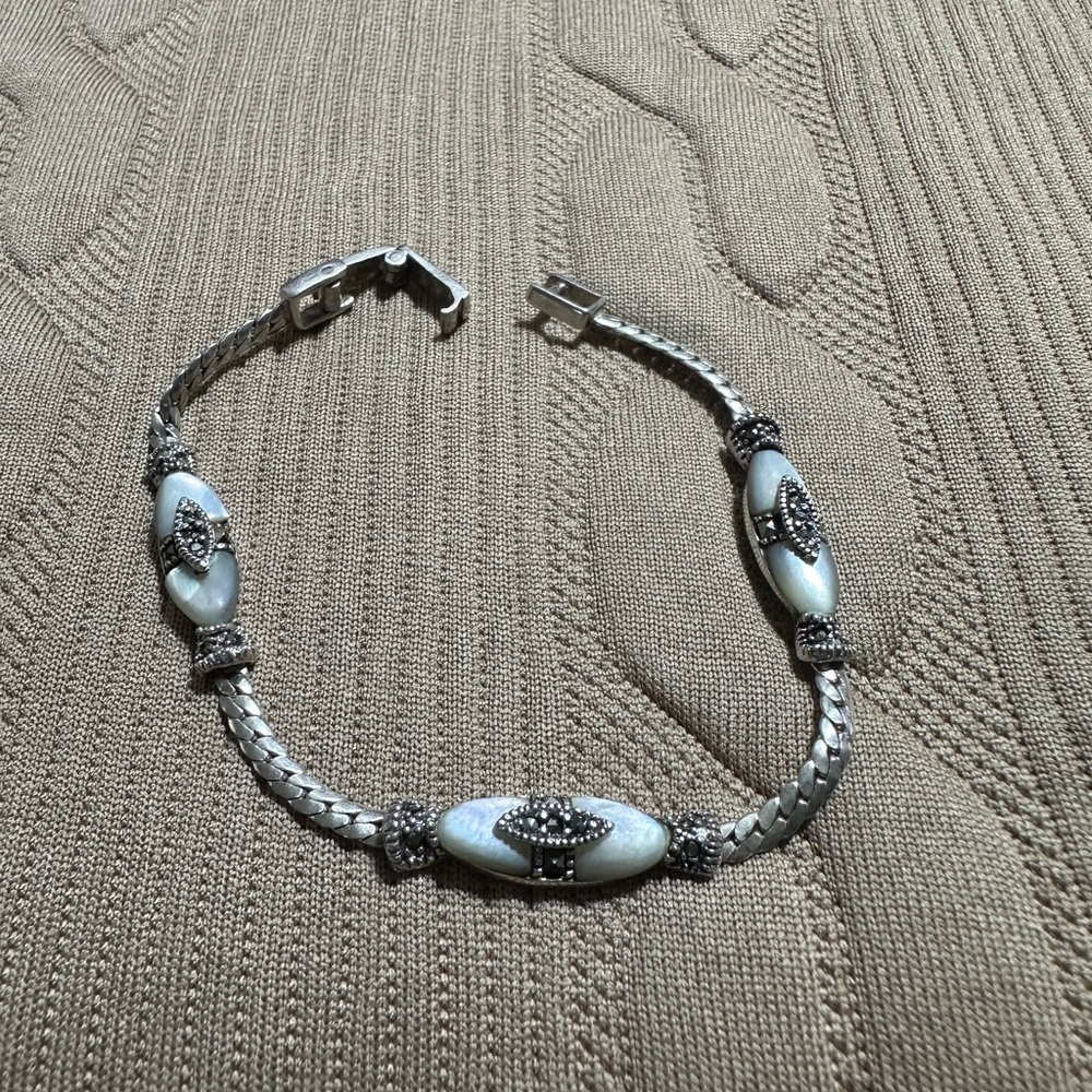 Marcasite mother pearls Elegant Silver and White Bracelet vintage